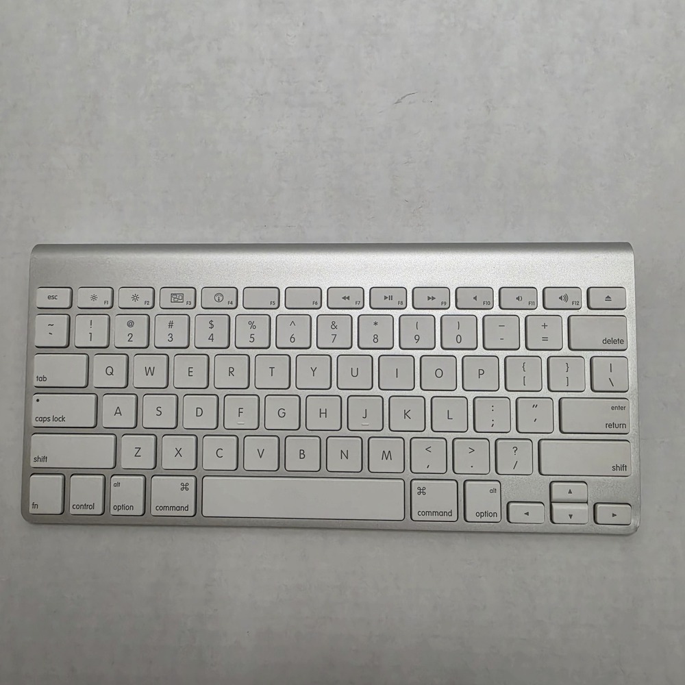 Apple A1314 Wireless Bluetooth Keyboard Silver Aluminum Mac